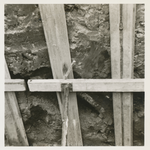 860145 Afbeelding van tijdens de aanleg van nieuwe riolering aangetroffen oude boogvormige fundamenten onder de ...